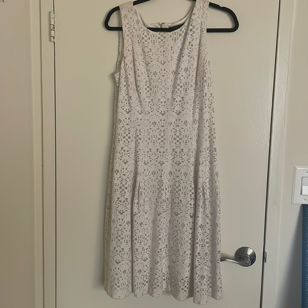 Ivanka Trump Women's Size 8 White Dress Knit pattern Stretch